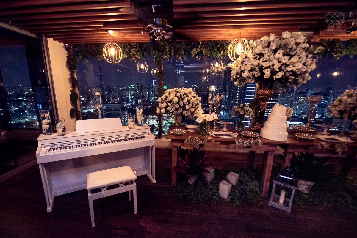 aniversario da pianista Juliana D'Agostini no terrazza rooftop em sao paulo aniversariante veste Israel Valentim modelo preto com brilho e patrocinada pelos pianos cassio fotografia  premiada nayara andrade aniversario na capital de sao paulo com famosos