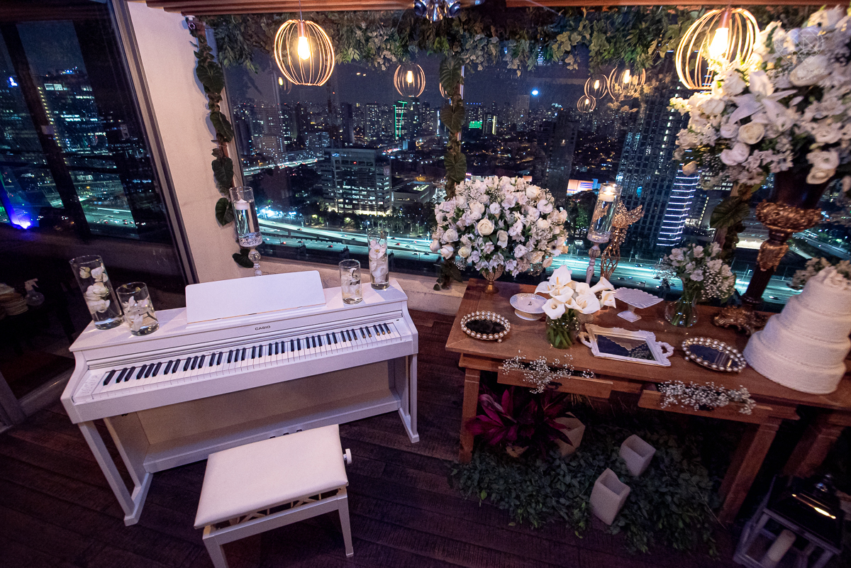 aniversario da pianista Juliana D'Agostini no terrazza rooftop em sao paulo aniversariante veste Israel Valentim modelo preto com brilho e patrocinada pelos pianos cassio fotografia  premiada nayara andrade aniversario na capital de sao paulo com famosos