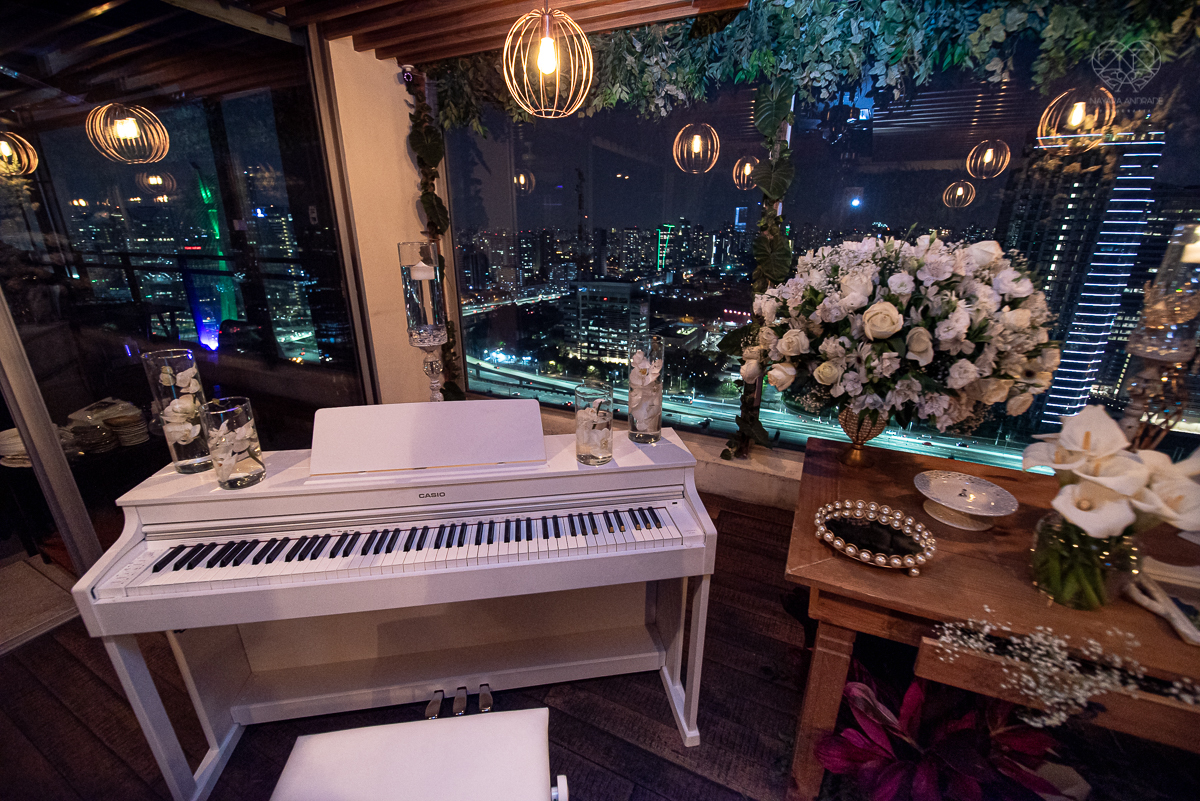 aniversario da pianista Juliana D'Agostini no terrazza rooftop em sao paulo aniversariante veste Israel Valentim modelo preto com brilho e patrocinada pelos pianos cassio fotografia  premiada nayara andrade aniversario na capital de sao paulo com famosos