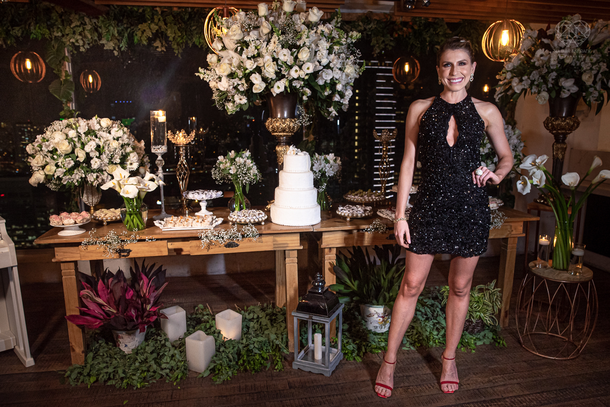 aniversario da pianista Juliana D'Agostini no terrazza rooftop em sao paulo aniversariante veste Israel Valentim modelo preto com brilho e patrocinada pelos pianos cassio fotografia  premiada nayara andrade aniversario na capital de sao paulo com famosos