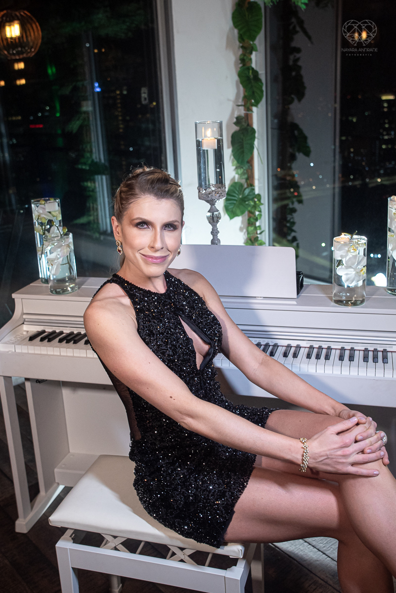 aniversario da pianista Juliana D'Agostini no terrazza rooftop em sao paulo aniversariante veste Israel Valentim modelo preto com brilho e patrocinada pelos pianos cassio fotografia  premiada nayara andrade aniversario na capital de sao paulo com famosos