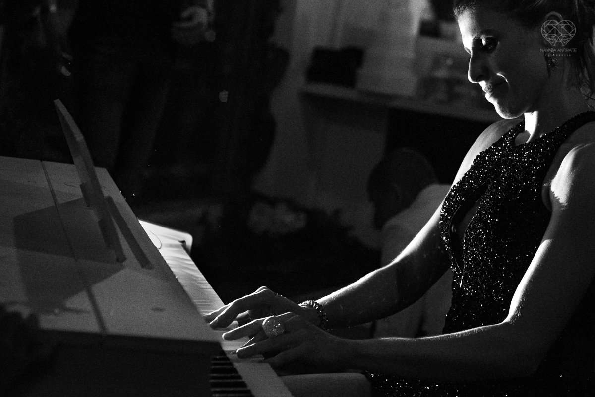 aniversario da pianista Juliana D'Agostini no terrazza rooftop em sao paulo aniversariante veste Israel Valentim modelo preto com brilho e patrocinada pelos pianos cassio fotografia  premiada nayara andrade aniversario na capital de sao paulo com famosos