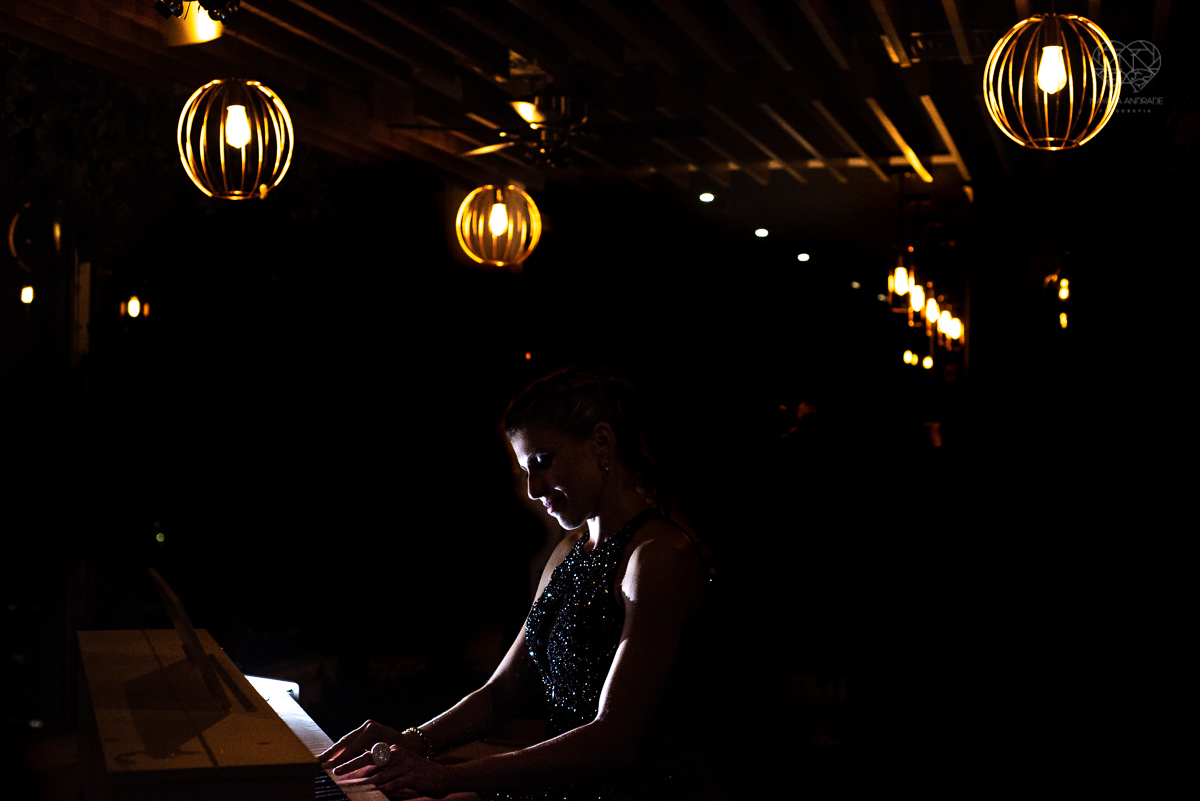 aniversario da pianista Juliana D'Agostini no terrazza rooftop em sao paulo aniversariante veste Israel Valentim modelo preto com brilho e patrocinada pelos pianos cassio fotografia  premiada nayara andrade aniversario na capital de sao paulo com famosos