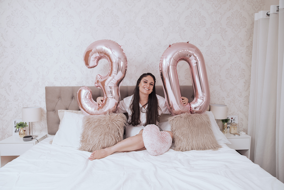 Fotos de mulher comemorando o aniversario no quarto. Ensaio feminino com balão bolo de aniversario tons de rosa e rosado ensaio feito em casa na pandemia pela fotografa premiada nayara andrade em santos guaruja 