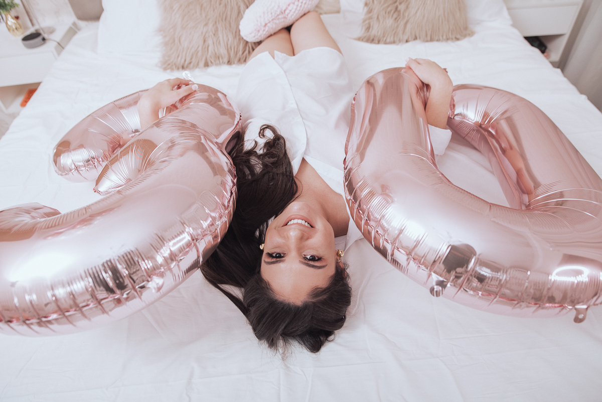 Fotos de mulher comemorando o aniversario no quarto. Ensaio feminino com balão bolo de aniversario tons de rosa e rosado ensaio feito em casa na pandemia pela fotografa premiada nayara andrade em santos guaruja 