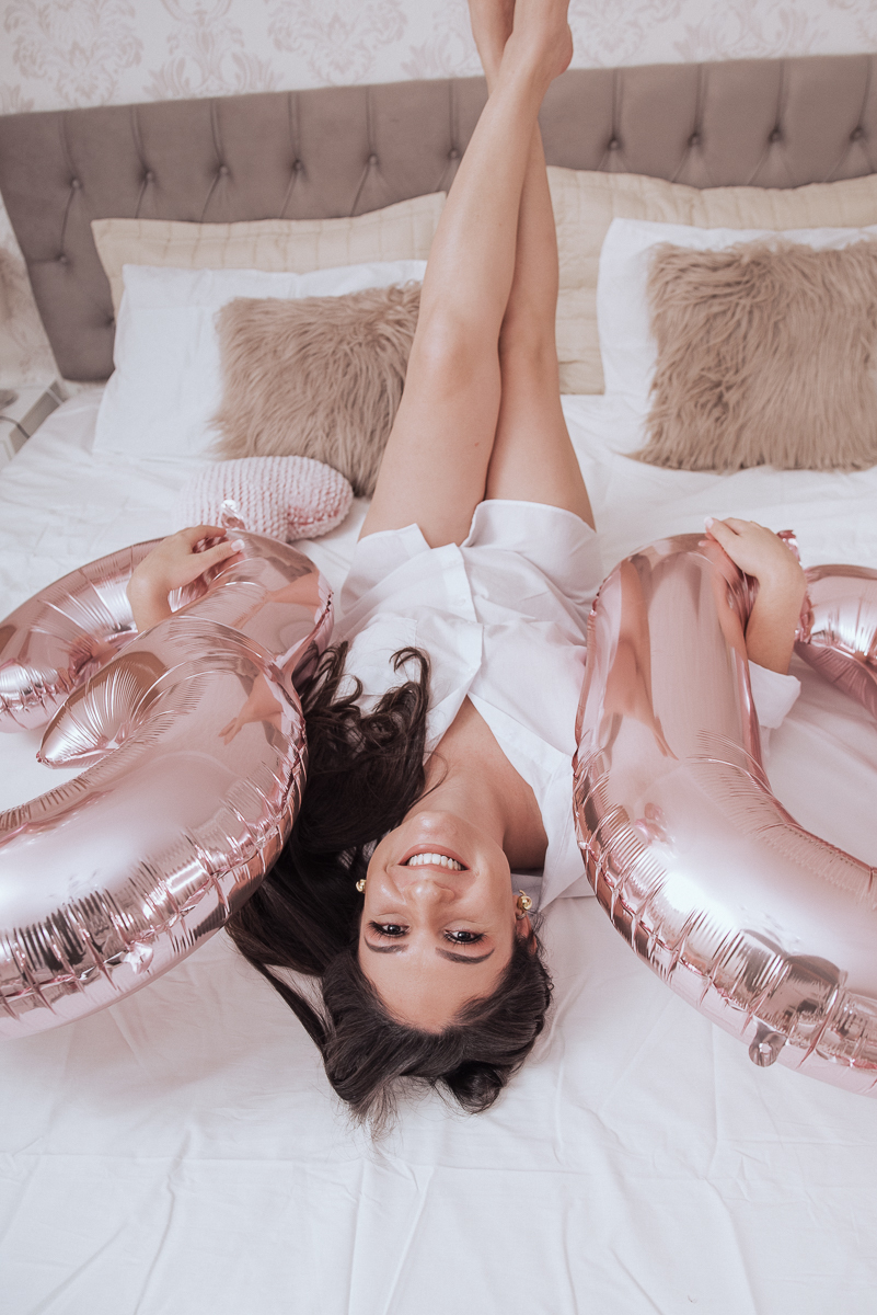 Fotos de mulher comemorando o aniversario no quarto. Ensaio feminino com balão bolo de aniversario tons de rosa e rosado ensaio feito em casa na pandemia pela fotografa premiada nayara andrade em santos guaruja 