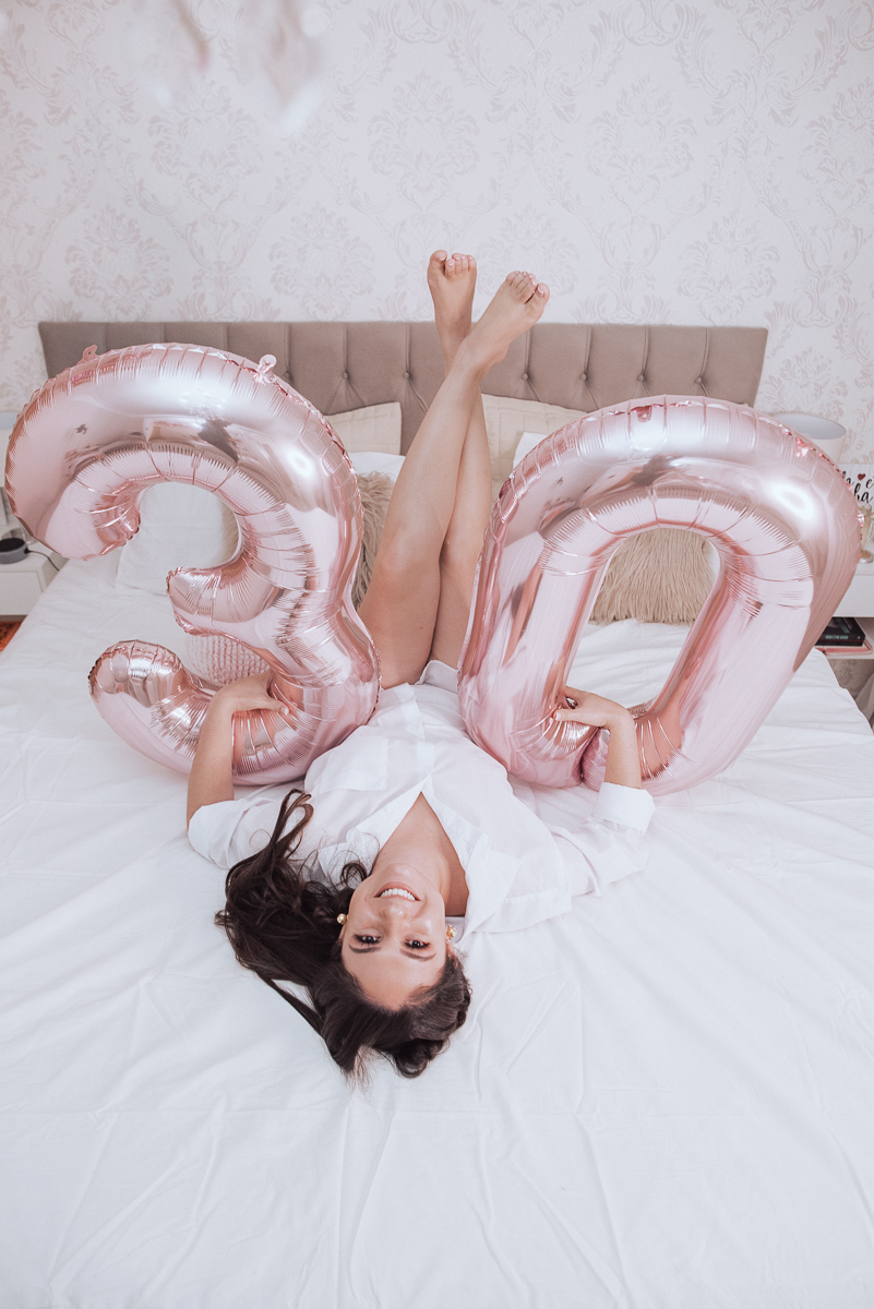 Fotos de mulher comemorando o aniversario no quarto. Ensaio feminino com balão bolo de aniversario tons de rosa e rosado ensaio feito em casa na pandemia pela fotografa premiada nayara andrade em santos guaruja 