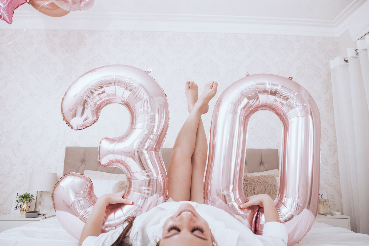 Fotos de mulher comemorando o aniversario no quarto. Ensaio feminino com balão bolo de aniversario tons de rosa e rosado ensaio feito em casa na pandemia pela fotografa premiada nayara andrade em santos guaruja 