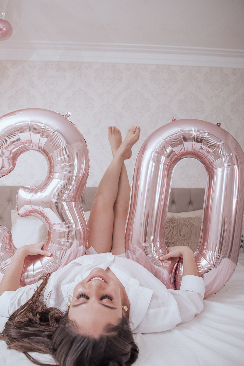 Fotos de mulher comemorando o aniversario no quarto. Ensaio feminino com balão bolo de aniversario tons de rosa e rosado ensaio feito em casa na pandemia pela fotografa premiada nayara andrade em santos guaruja 