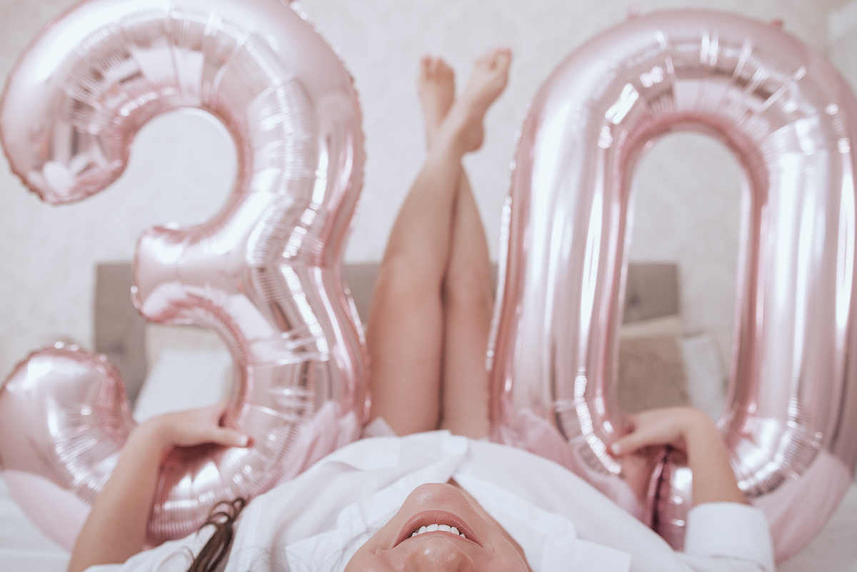 Fotos de mulher comemorando o aniversario no quarto. Ensaio feminino com balão bolo de aniversario tons de rosa e rosado ensaio feito em casa na pandemia pela fotografa premiada nayara andrade em santos guaruja 