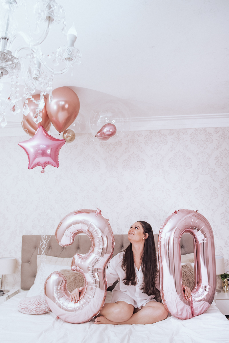 Fotos de mulher comemorando o aniversario no quarto. Ensaio feminino com balão bolo de aniversario tons de rosa e rosado ensaio feito em casa na pandemia pela fotografa premiada nayara andrade em santos guaruja 