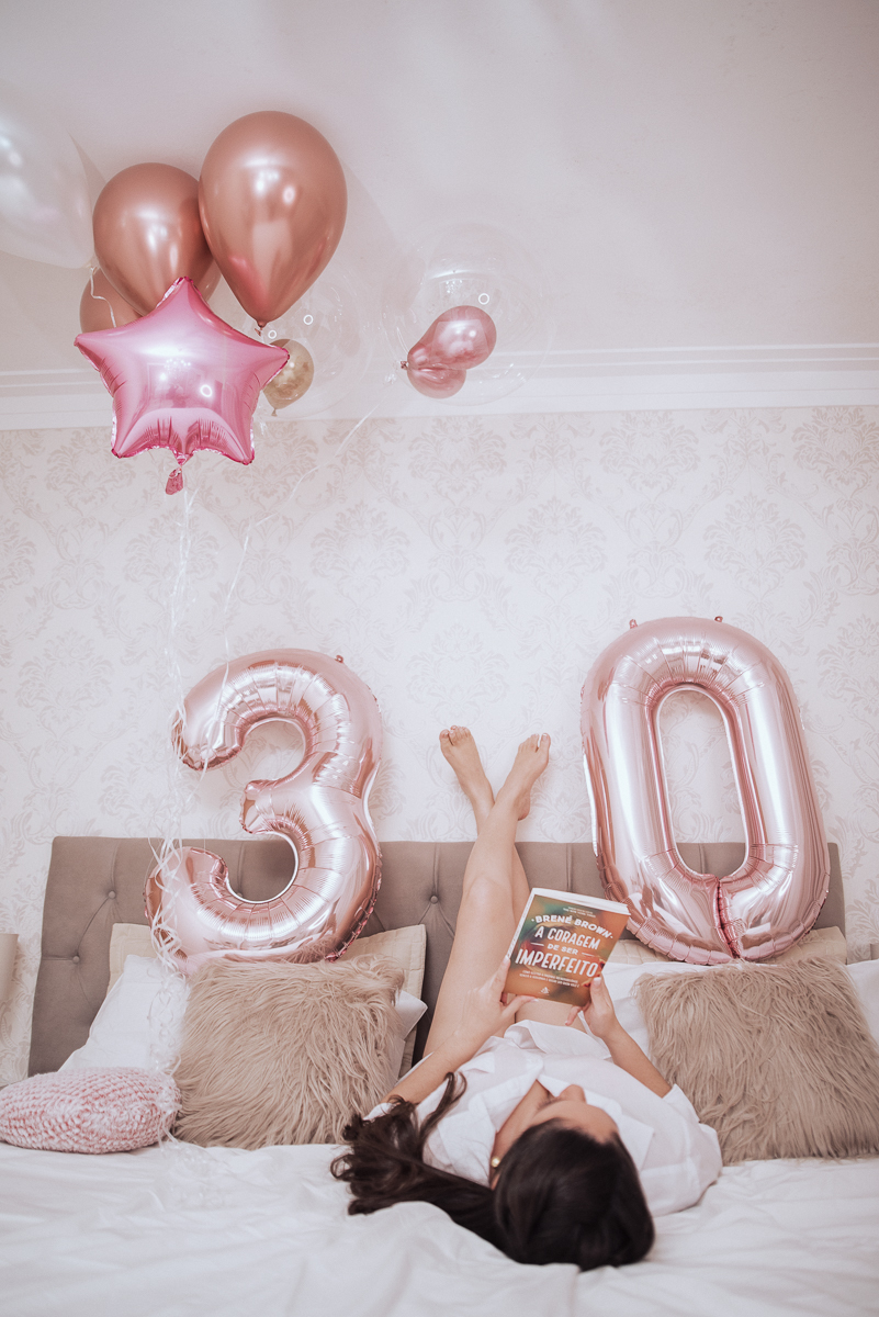 Fotos de mulher comemorando o aniversario no quarto. Ensaio feminino com balão bolo de aniversario tons de rosa e rosado ensaio feito em casa na pandemia pela fotografa premiada nayara andrade em santos guaruja 