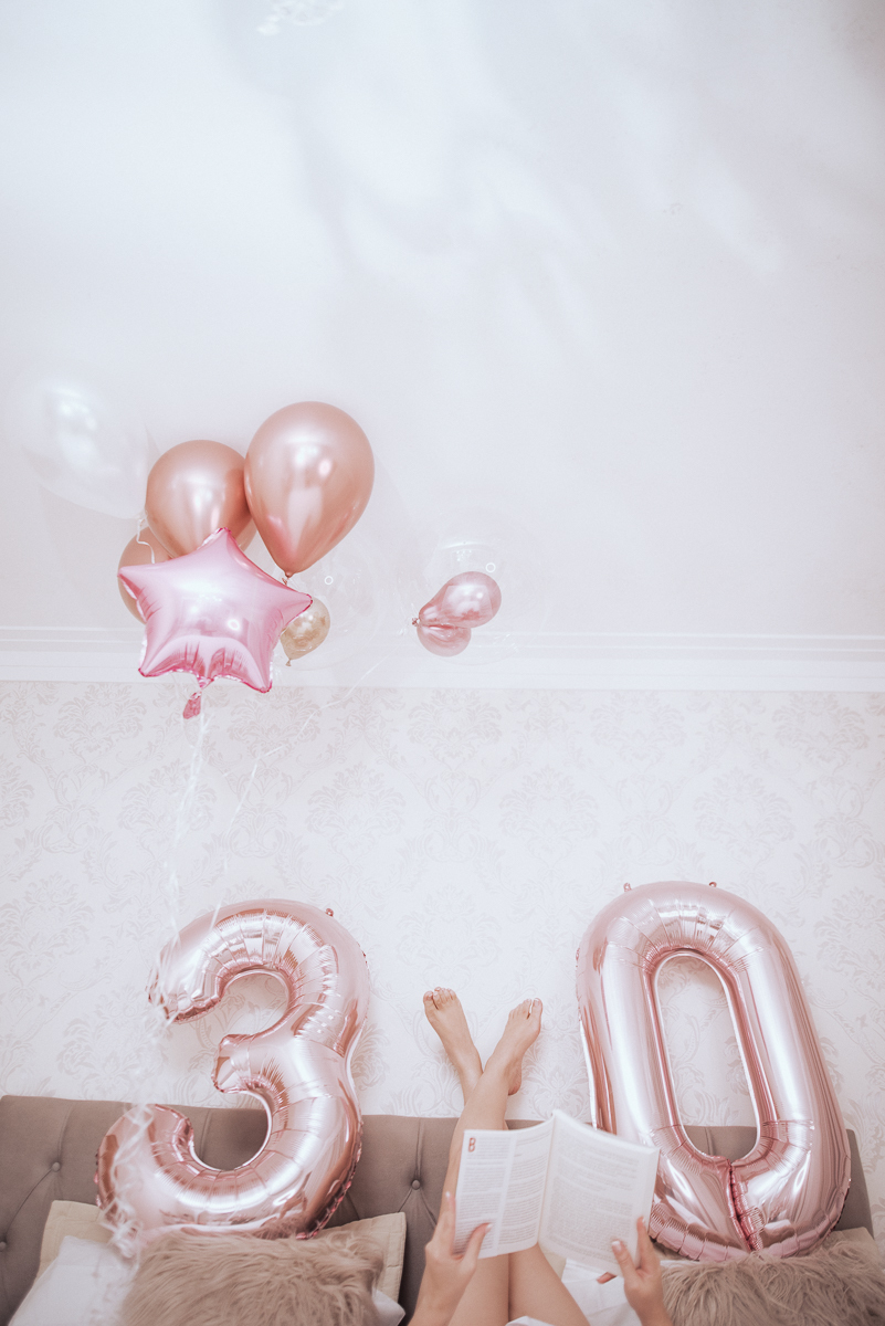 Fotos de mulher comemorando o aniversario no quarto. Ensaio feminino com balão bolo de aniversario tons de rosa e rosado ensaio feito em casa na pandemia pela fotografa premiada nayara andrade em santos guaruja 