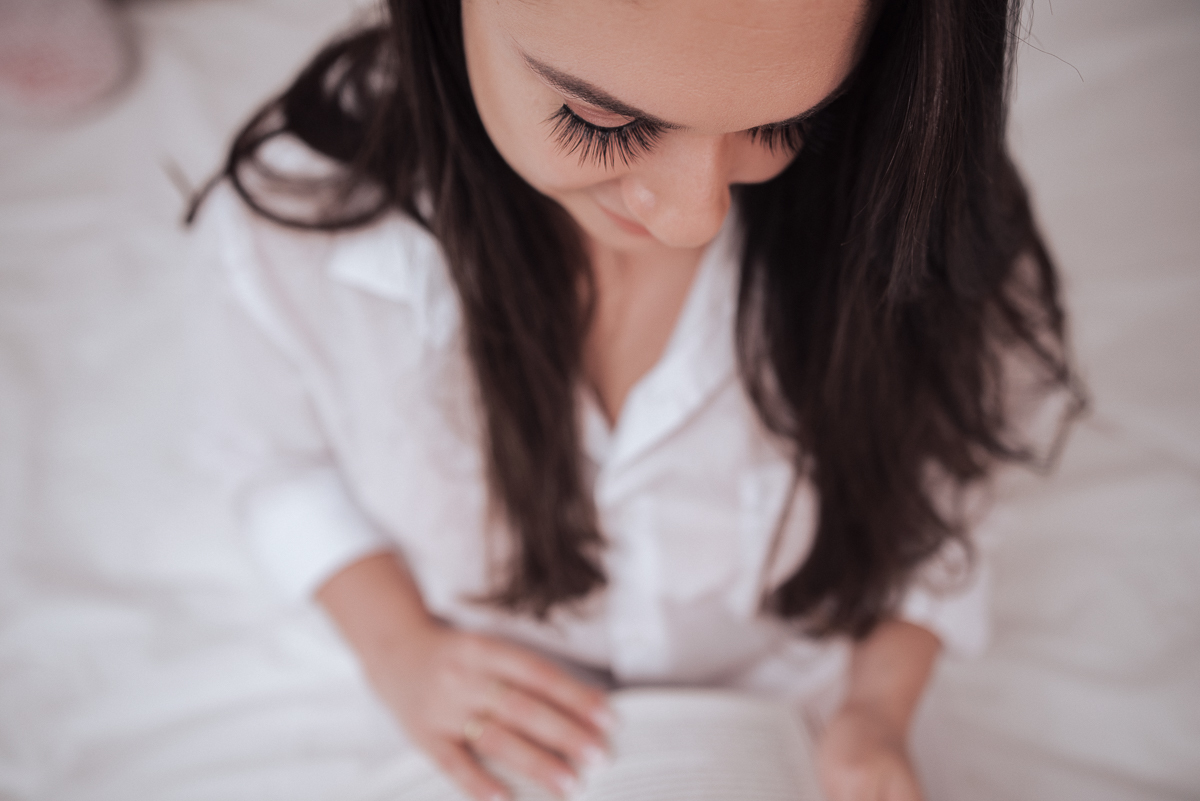 Fotos de mulher comemorando o aniversario no quarto. Ensaio feminino com balão bolo de aniversario tons de rosa e rosado ensaio feito em casa na pandemia pela fotografa premiada nayara andrade em santos guaruja 