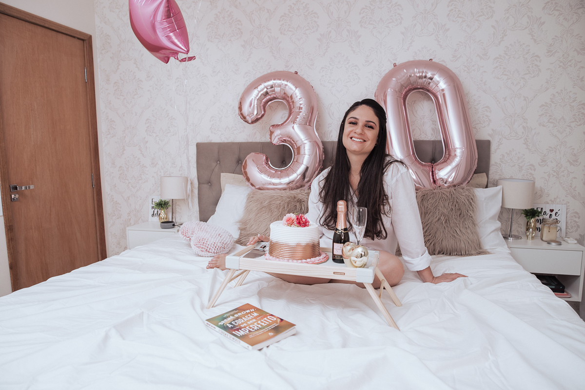 Fotos de mulher comemorando o aniversario no quarto. Ensaio feminino com balão bolo de aniversario tons de rosa e rosado ensaio feito em casa na pandemia pela fotografa premiada nayara andrade em santos guaruja 