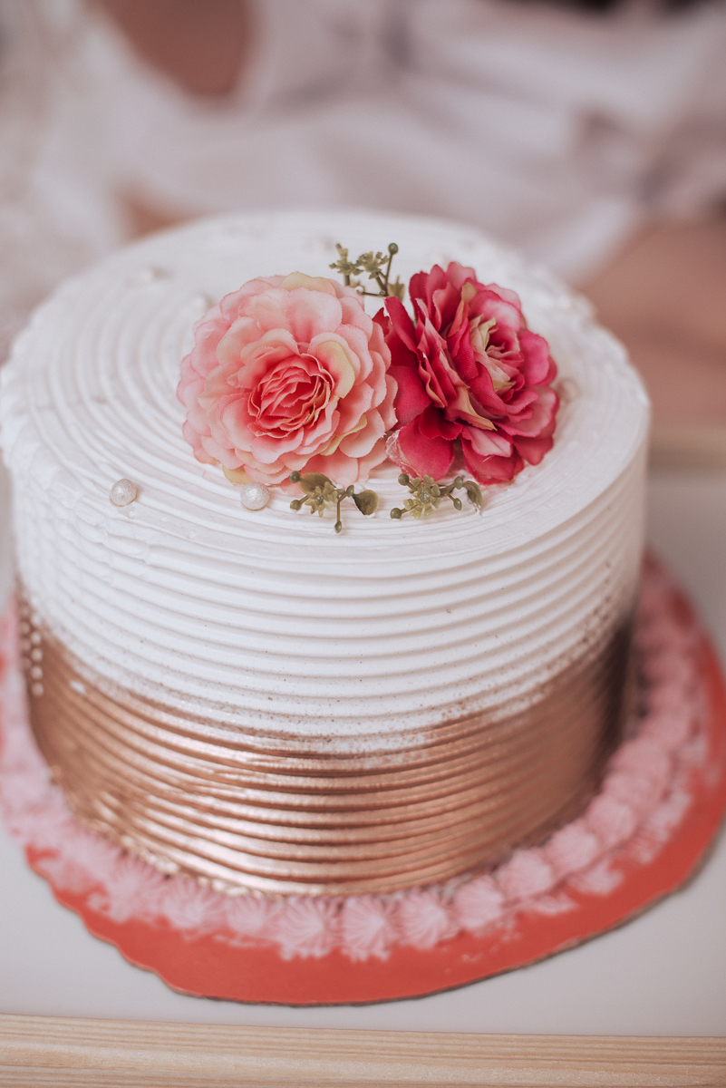 Fotos de mulher comemorando o aniversario no quarto. Ensaio feminino com balão bolo de aniversario tons de rosa e rosado ensaio feito em casa na pandemia pela fotografa premiada nayara andrade em santos guaruja 