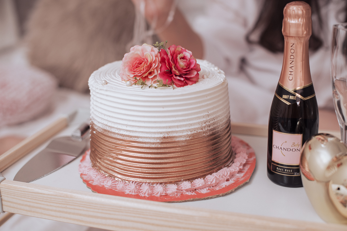 Fotos de mulher comemorando o aniversario no quarto. Ensaio feminino com balão bolo de aniversario tons de rosa e rosado ensaio feito em casa na pandemia pela fotografa premiada nayara andrade em santos guaruja 