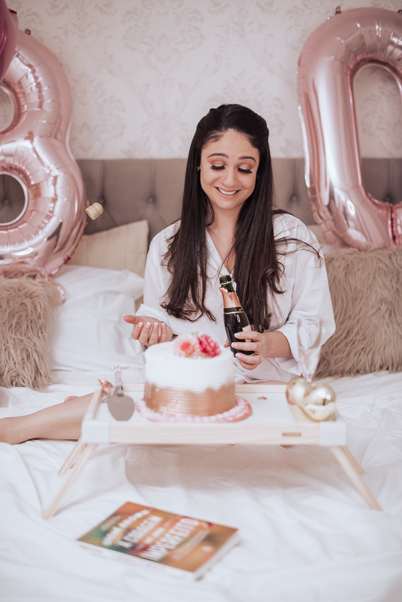 Fotos de mulher comemorando o aniversario no quarto. Ensaio feminino com balão bolo de aniversario tons de rosa e rosado ensaio feito em casa na pandemia pela fotografa premiada nayara andrade em santos guaruja 