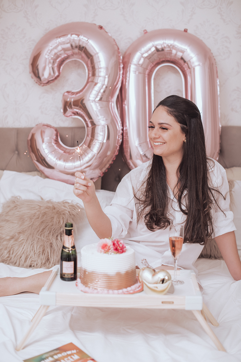 Fotos de mulher comemorando o aniversario no quarto. Ensaio feminino com balão bolo de aniversario tons de rosa e rosado ensaio feito em casa na pandemia pela fotografa premiada nayara andrade em santos guaruja 