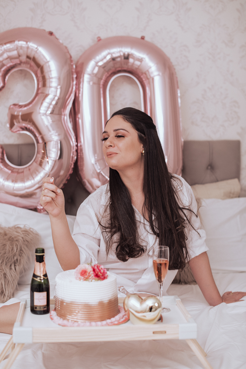 Fotos de mulher comemorando o aniversario no quarto. Ensaio feminino com balão bolo de aniversario tons de rosa e rosado ensaio feito em casa na pandemia pela fotografa premiada nayara andrade em santos guaruja 