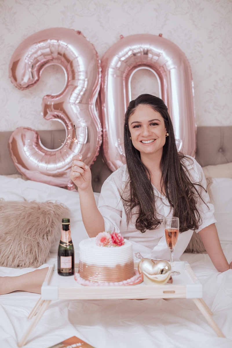 Fotos de mulher comemorando o aniversario no quarto. Ensaio feminino com balão bolo de aniversario tons de rosa e rosado ensaio feito em casa na pandemia pela fotografa premiada nayara andrade em santos guaruja 