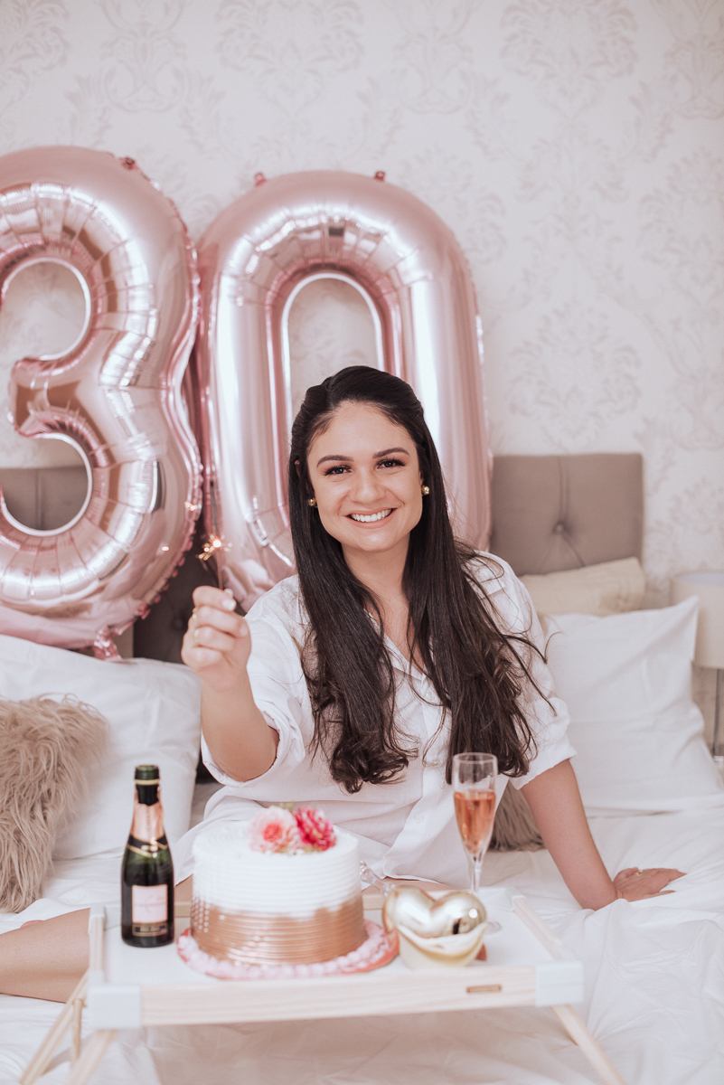 Fotos de mulher comemorando o aniversario no quarto. Ensaio feminino com balão bolo de aniversario tons de rosa e rosado ensaio feito em casa na pandemia pela fotografa premiada nayara andrade em santos guaruja 