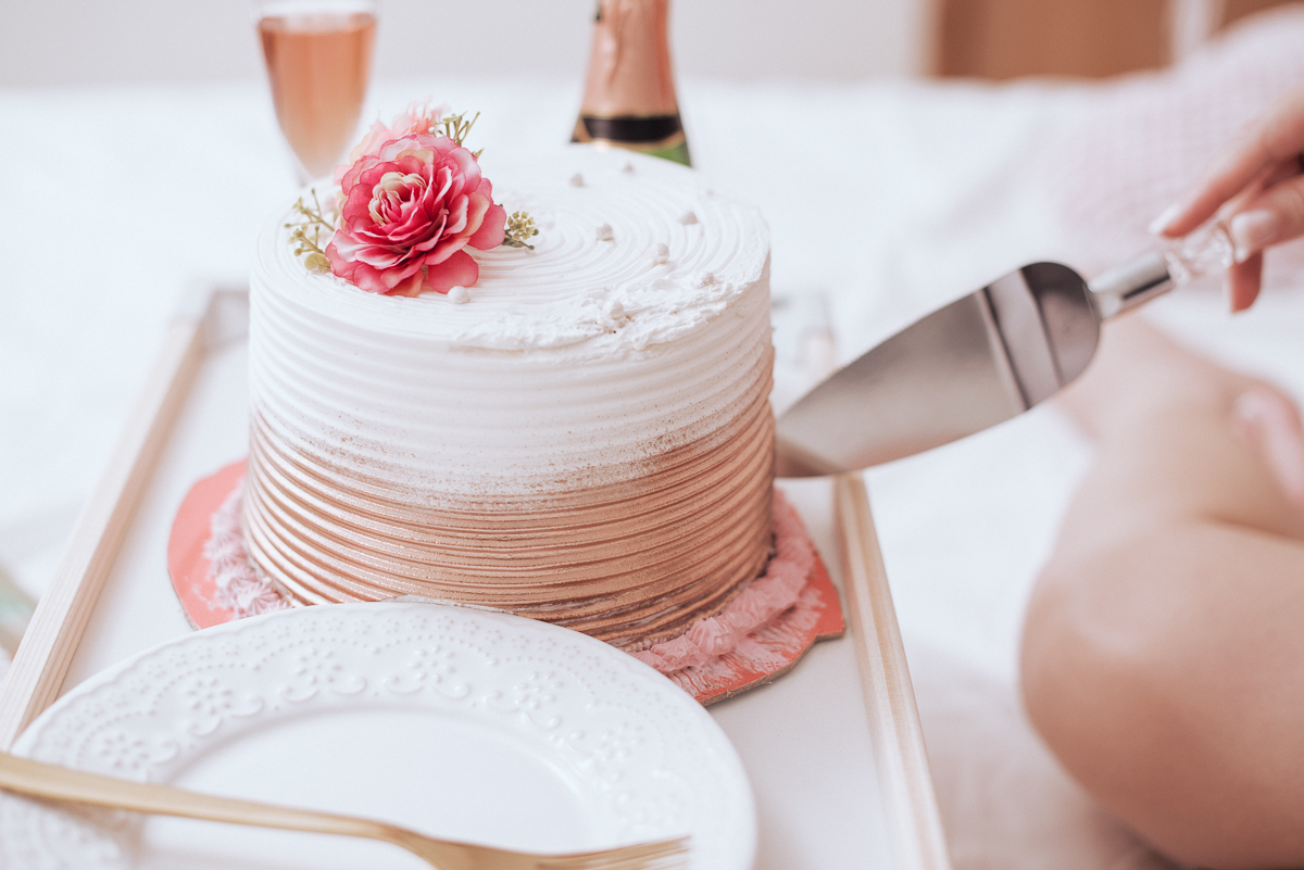 Fotos de mulher comemorando o aniversario no quarto. Ensaio feminino com balão bolo de aniversario tons de rosa e rosado ensaio feito em casa na pandemia pela fotografa premiada nayara andrade em santos guaruja 