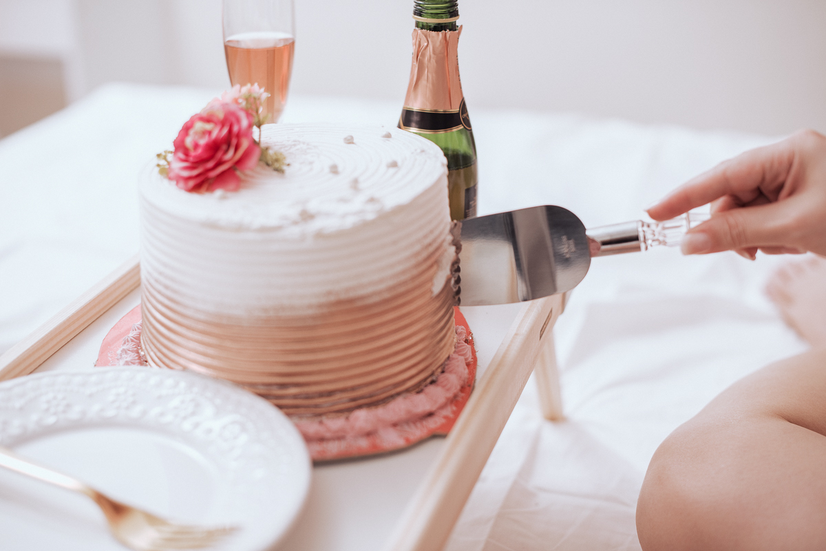 Fotos de mulher comemorando o aniversario no quarto. Ensaio feminino com balão bolo de aniversario tons de rosa e rosado ensaio feito em casa na pandemia pela fotografa premiada nayara andrade em santos guaruja 