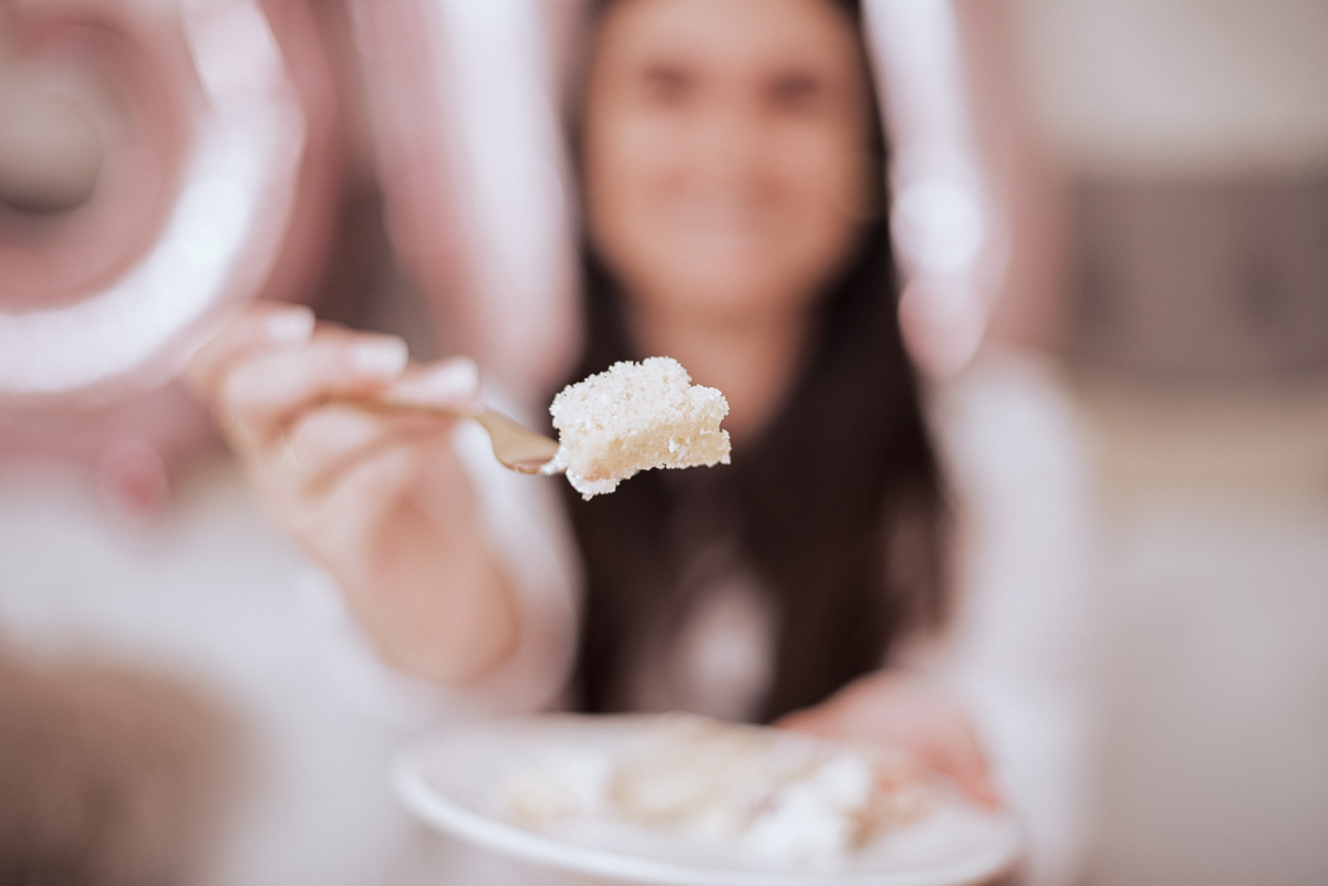 Fotos de mulher comemorando o aniversario no quarto. Ensaio feminino com balão bolo de aniversario tons de rosa e rosado ensaio feito em casa na pandemia pela fotografa premiada nayara andrade em santos guaruja 