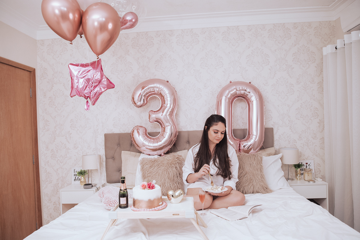 Fotos de mulher comemorando o aniversario no quarto. Ensaio feminino com balão bolo de aniversario tons de rosa e rosado ensaio feito em casa na pandemia pela fotografa premiada nayara andrade em santos guaruja 