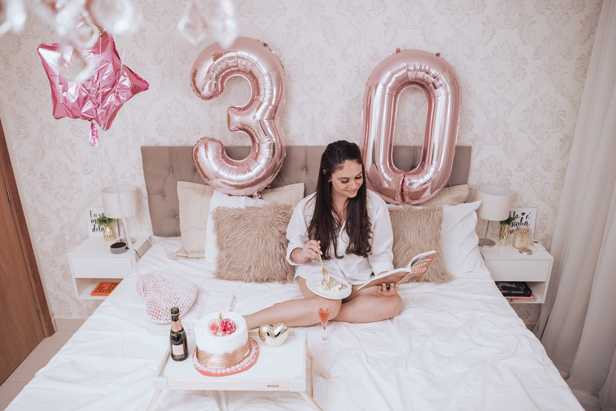 Fotos de mulher comemorando o aniversario no quarto. Ensaio feminino com balão bolo de aniversario tons de rosa e rosado ensaio feito em casa na pandemia pela fotografa premiada nayara andrade em santos guaruja 