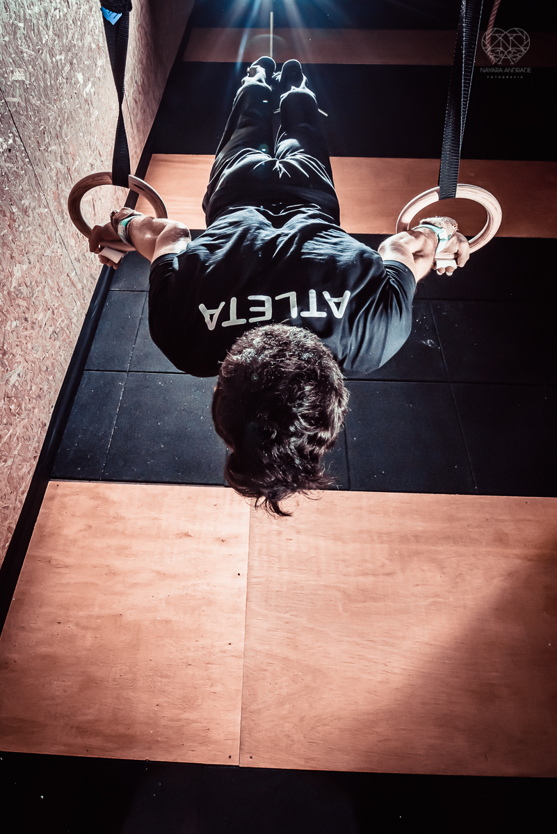 Fotos de crossfit com alletas praticando a modalidade em movimento. fotos para academia fotos profissionais de atletas em movimento em santos e baixada santista feitas pela fotografa premiada nayara andrade