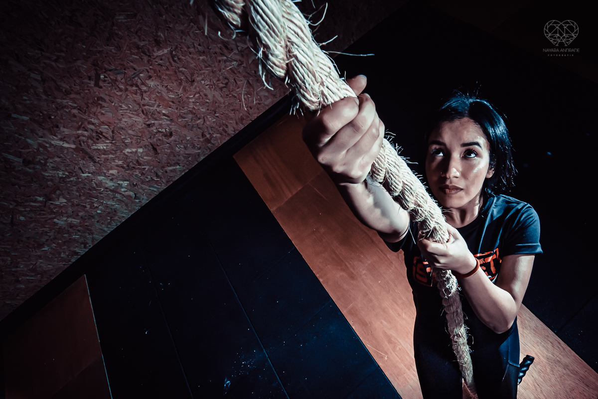 Fotos de crossfit com alletas praticando a modalidade em movimento. fotos para academia fotos profissionais de atletas em movimento em santos e baixada santista feitas pela fotografa premiada nayara andrade