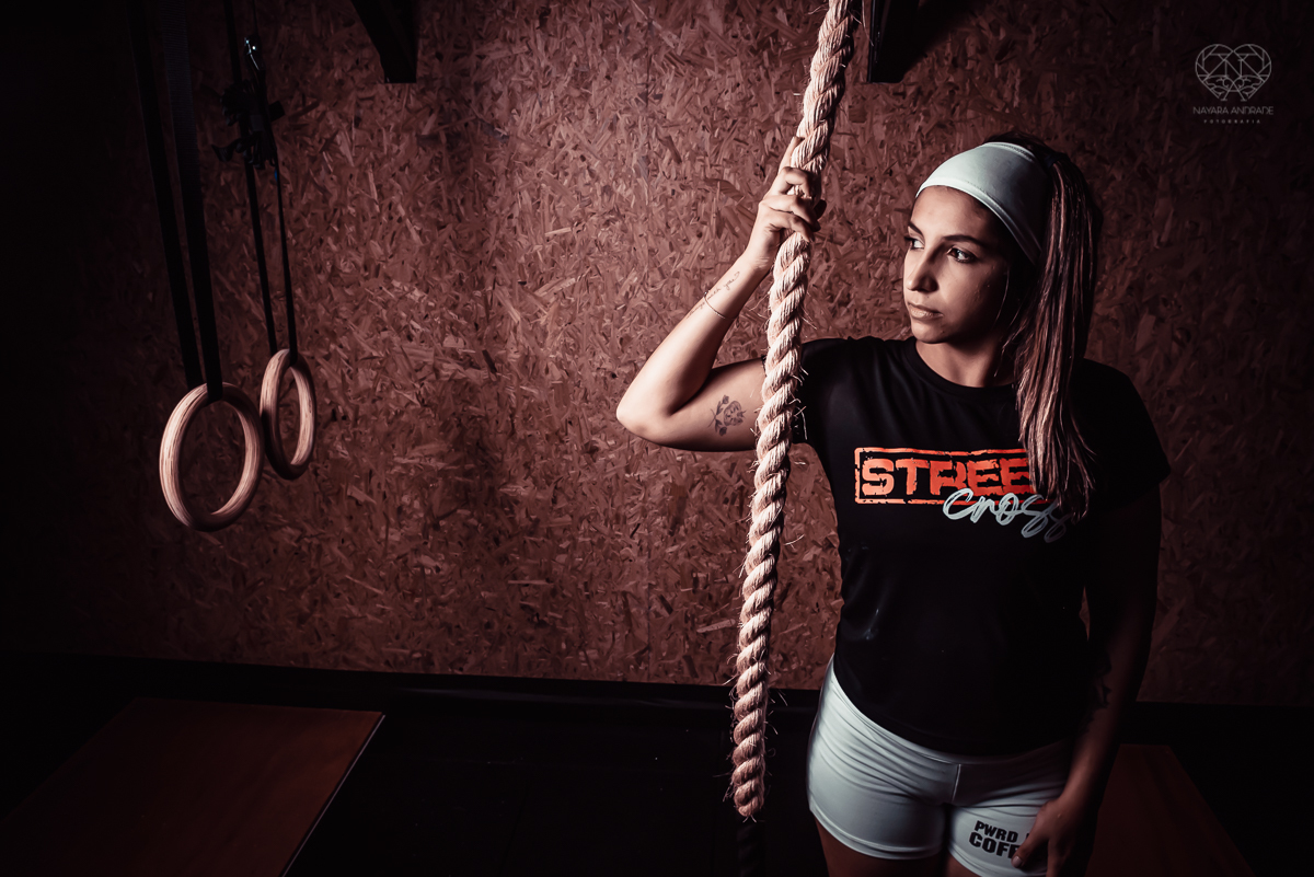 Fotos de crossfit com alletas praticando a modalidade em movimento. fotos para academia fotos profissionais de atletas em movimento em santos e baixada santista feitas pela fotografa premiada nayara andrade