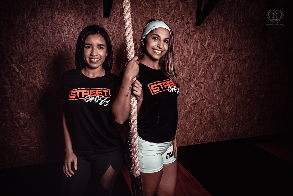 Fotos de crossfit com alletas praticando a modalidade em movimento. fotos para academia fotos profissionais de atletas em movimento em santos e baixada santista feitas pela fotografa premiada nayara andrade