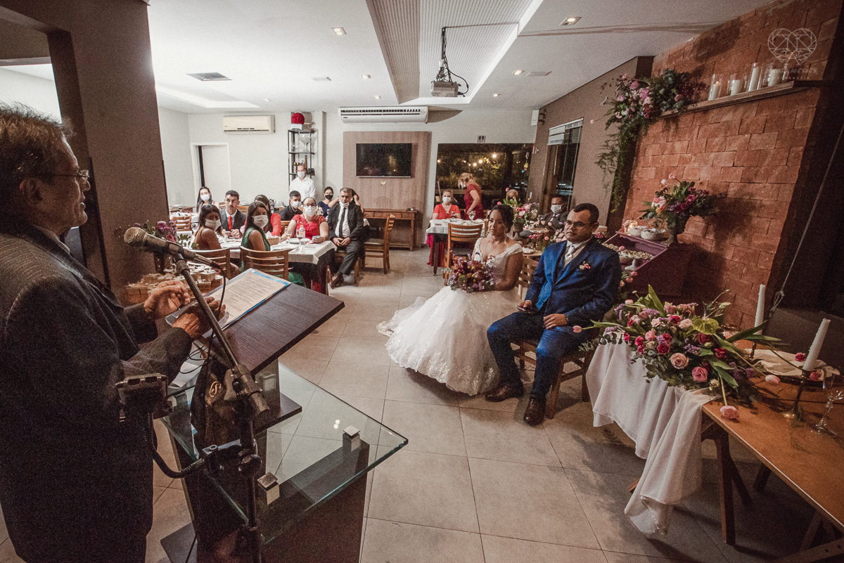 casamento mini wedding realizado na cidade de snatos no restaurante cantina liliana pela fotografa premiada nayra andrade vestido da santos maison decoração por camila da alcrim e cabelo nayara penteados casamento rustico romanttico com fotos inspiradoraw