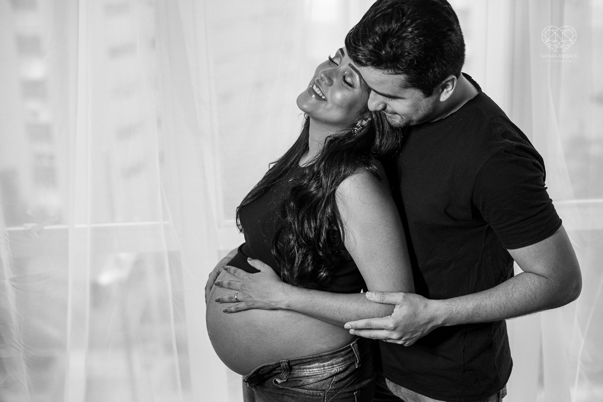 ensaio gestante book de gravida feito em santos no estudio da fotografa premiada Nayara Andrade com fotos leves, gestante de lingerie e jeans com luz natural e fotos espontaneas.