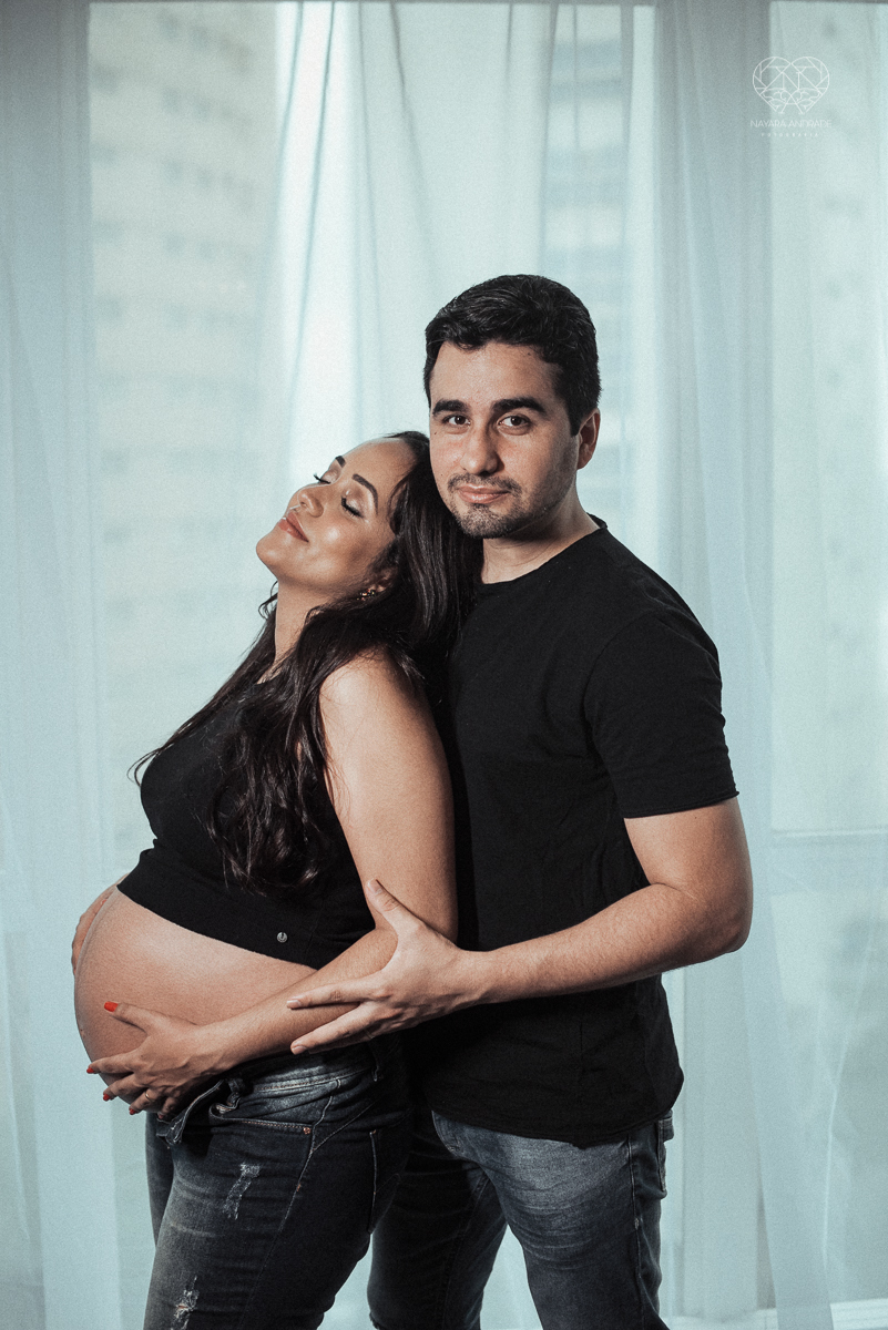 ensaio gestante book de gravida feito em santos no estudio da fotografa premiada Nayara Andrade com fotos leves, gestante de lingerie e jeans com luz natural e fotos espontaneas.