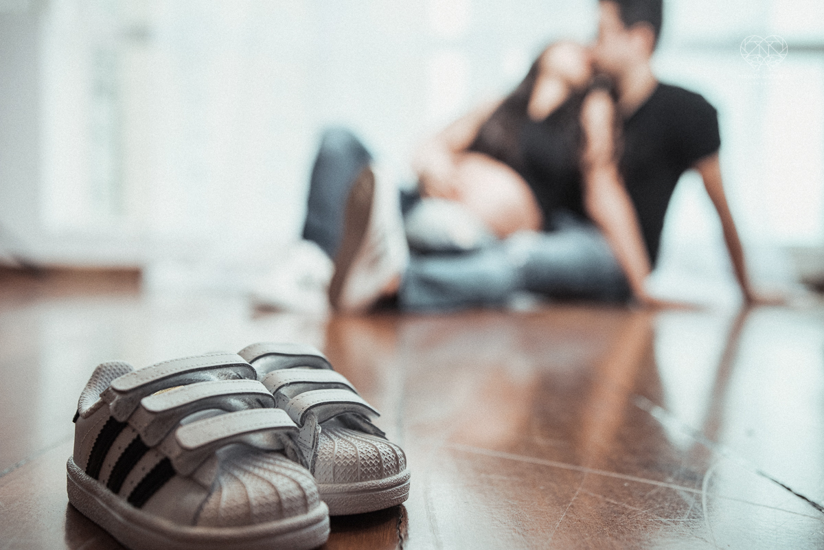 ensaio gestante book de gravida feito em santos no estudio da fotografa premiada Nayara Andrade com fotos leves, gestante de lingerie e jeans com luz natural e fotos espontaneas.ensaio gestante book de gravida feito em santos no estudio da fotografa premi
