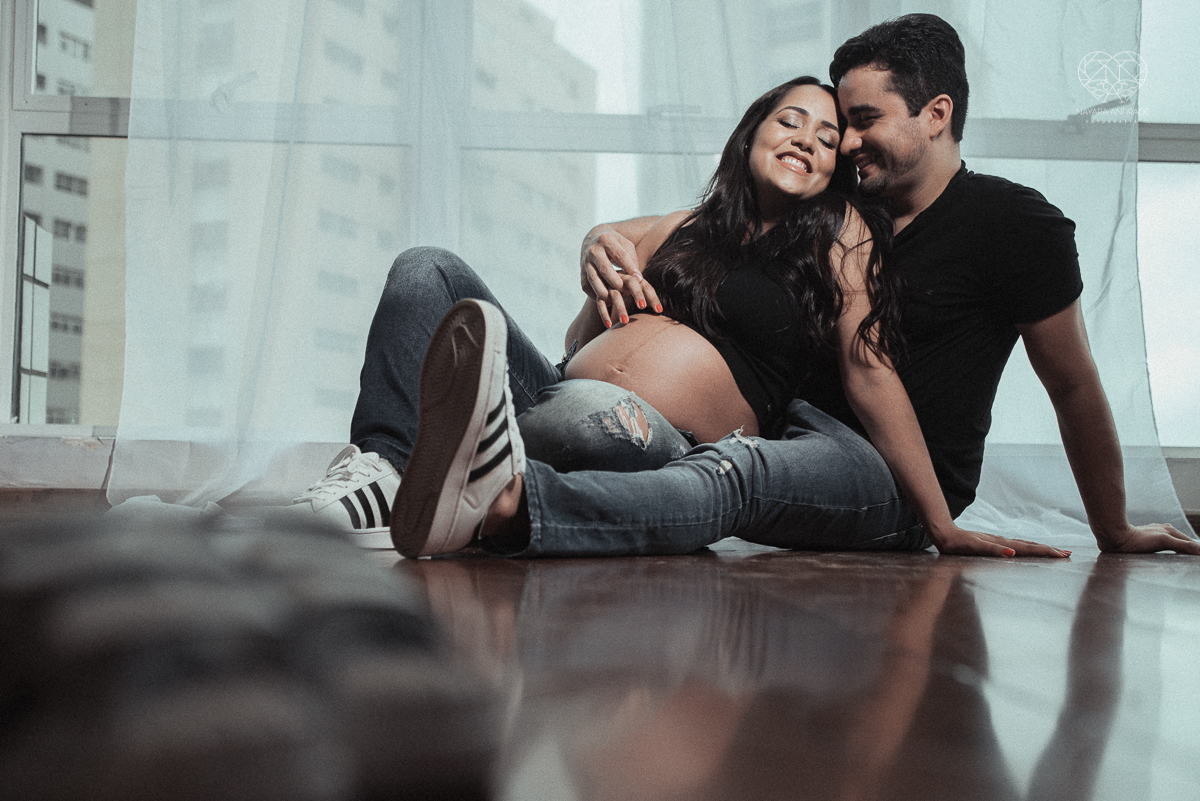 ensaio gestante book de gravida feito em santos no estudio da fotografa premiada Nayara Andrade com fotos leves, gestante de lingerie e jeans com luz natural e fotos espontaneas.