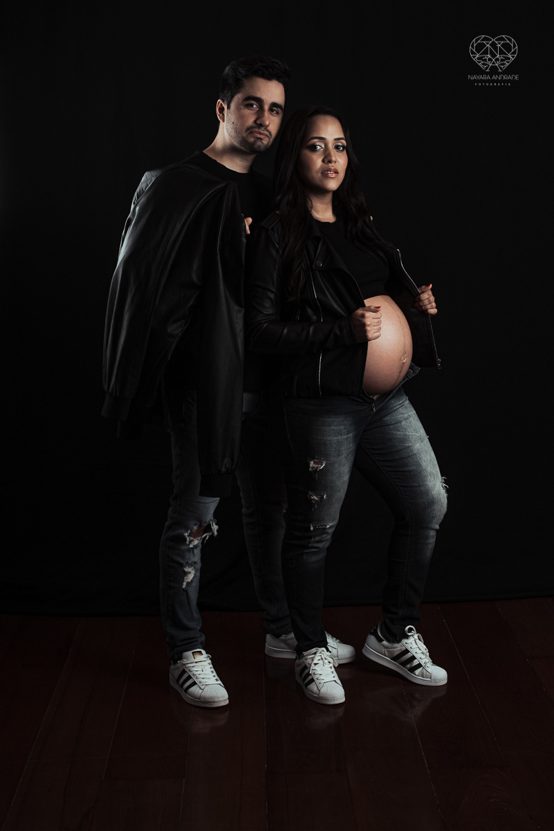 ensaio gestante em estudio book gestante com fotos em santos no escritorio da fotografa nayara andrade fotos artisticas com luzes e sombras e casal estiloso. Gestante em lingerie e chapeu