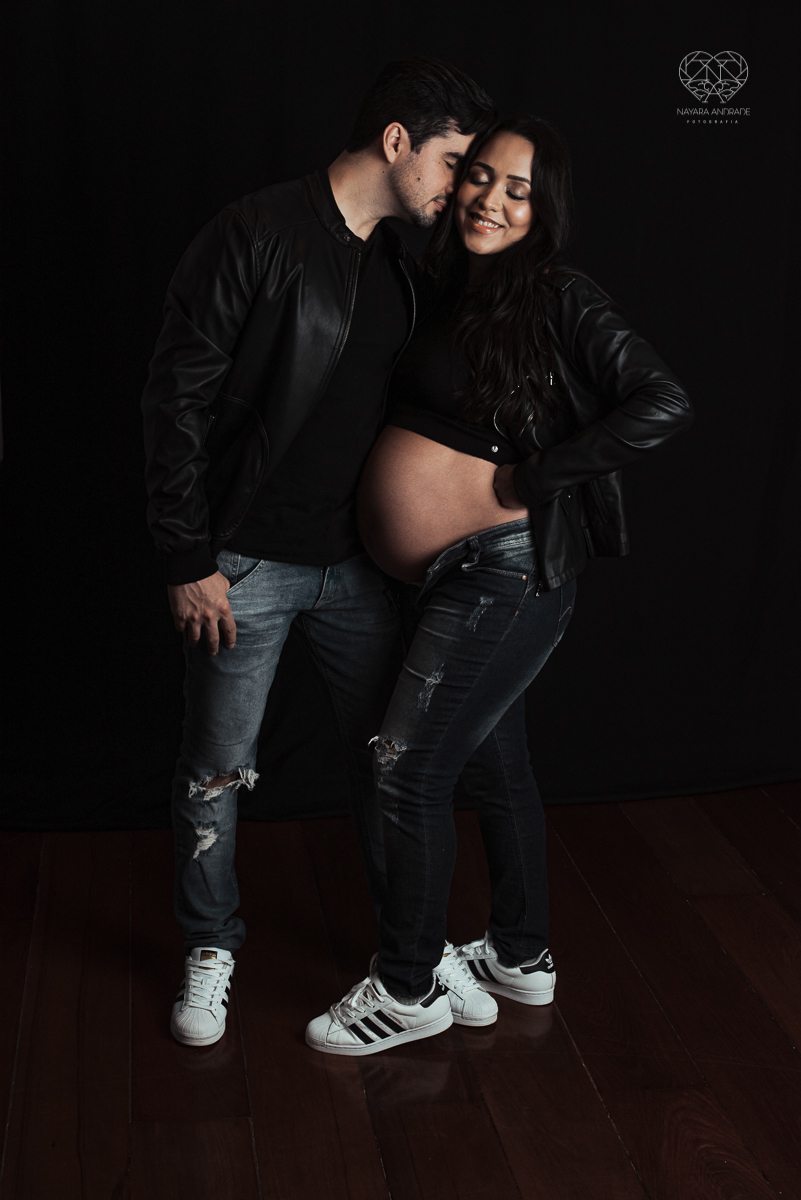ensaio gestante em estudio book gestante com fotos em santos no escritorio da fotografa nayara andrade fotos artisticas com luzes e sombras e casal estiloso. Gestante em lingerie e chapeu