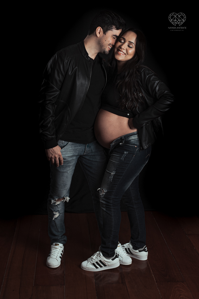 ensaio gestante em estudio book gestante com fotos em santos no escritorio da fotografa nayara andrade fotos artisticas com luzes e sombras e casal estiloso. Gestante em lingerie e chapeu