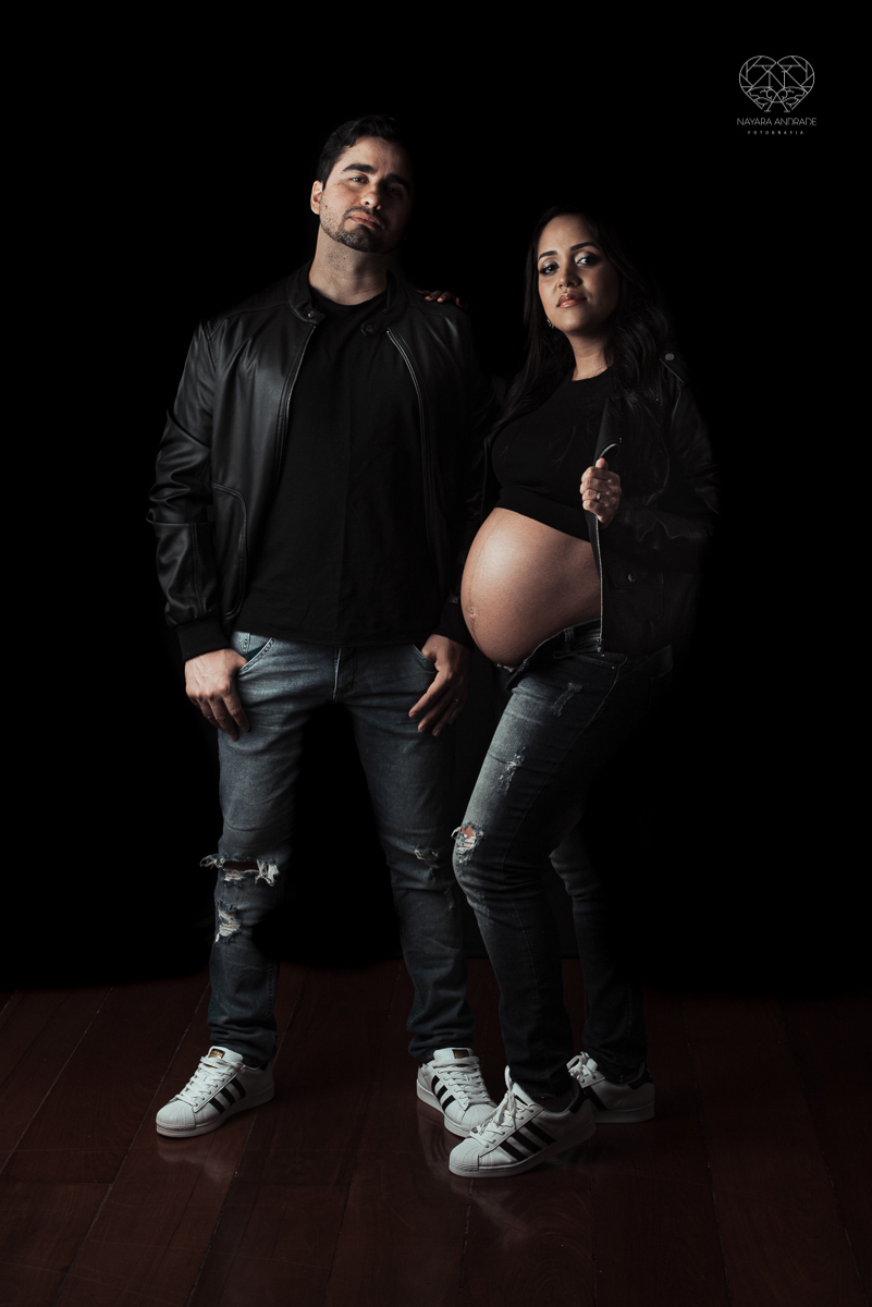 ensaio gestante em estudio book gestante com fotos em santos no escritorio da fotografa nayara andrade fotos artisticas com luzes e sombras e casal estiloso. Gestante em lingerie e chapeu