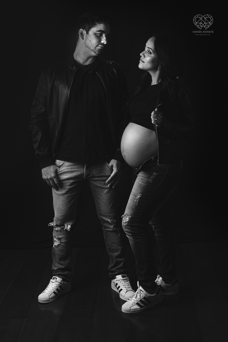 ensaio gestante em estudio book gestante com fotos em santos no escritorio da fotografa nayara andrade fotos artisticas com luzes e sombras e casal estiloso. Gestante em lingerie e chapeu