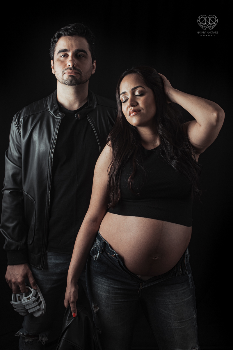 ensaio gestante em estudio book gestante com fotos em santos no escritorio da fotografa nayara andrade fotos artisticas com luzes e sombras e casal estiloso. Gestante em lingerie e chapeu