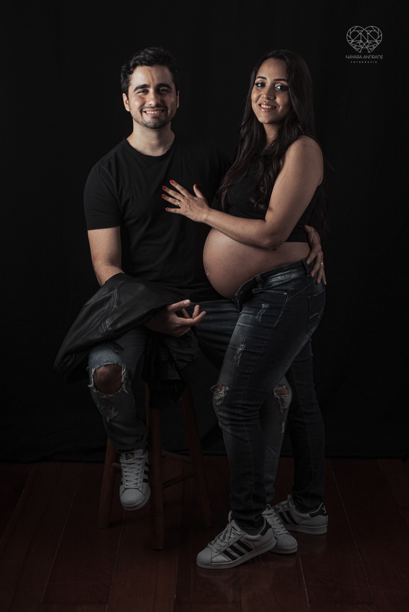 ensaio gestante em estudio book gestante com fotos em santos no escritorio da fotografa nayara andrade fotos artisticas com luzes e sombras e casal estiloso. Gestante em lingerie e chapeu