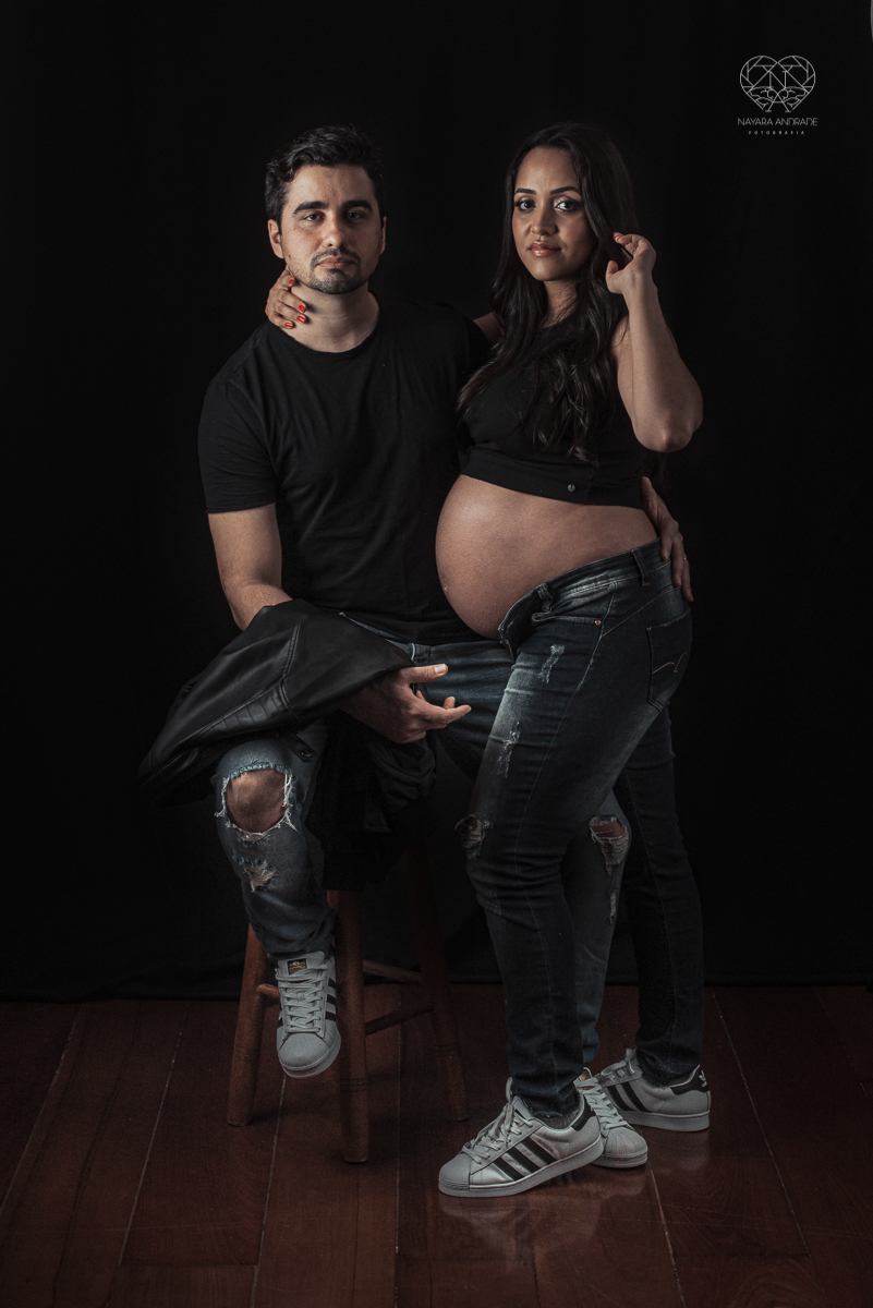ensaio gestante em estudio book gestante com fotos em santos no escritorio da fotografa nayara andrade fotos artisticas com luzes e sombras e casal estiloso. Gestante em lingerie e chapeu