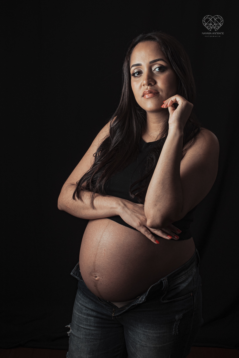 ensaio gestante book de gravida feito em santos no estudio da fotografa premiada Nayara Andrade com fotos leves, gestante de lingerie e jeans com luz natural e fotos espontaneas.