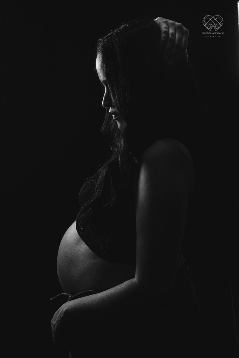 ensaio gestante em estudio book gestante com fotos em santos no escritorio da fotografa nayara andrade fotos artisticas com luzes e sombras e casal estiloso. Gestante em lingerie e chapeu